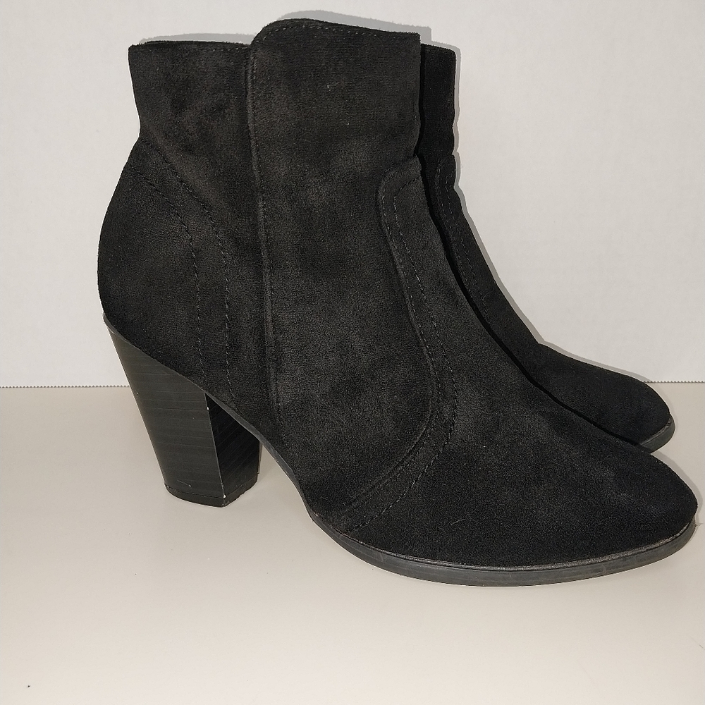 Nature faux suede black 3.25” black BOOTIE Sz 8